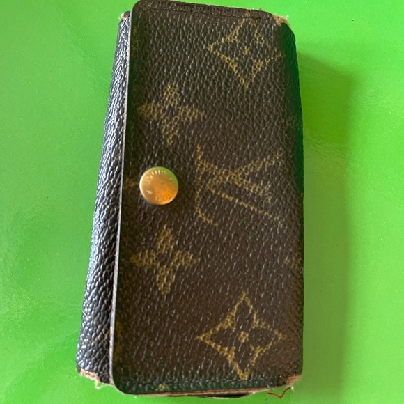 Bundle of pre loved 2 LV, 1 Gucci and 1 Cartier compact coin wallet. - Picture 2 of 12